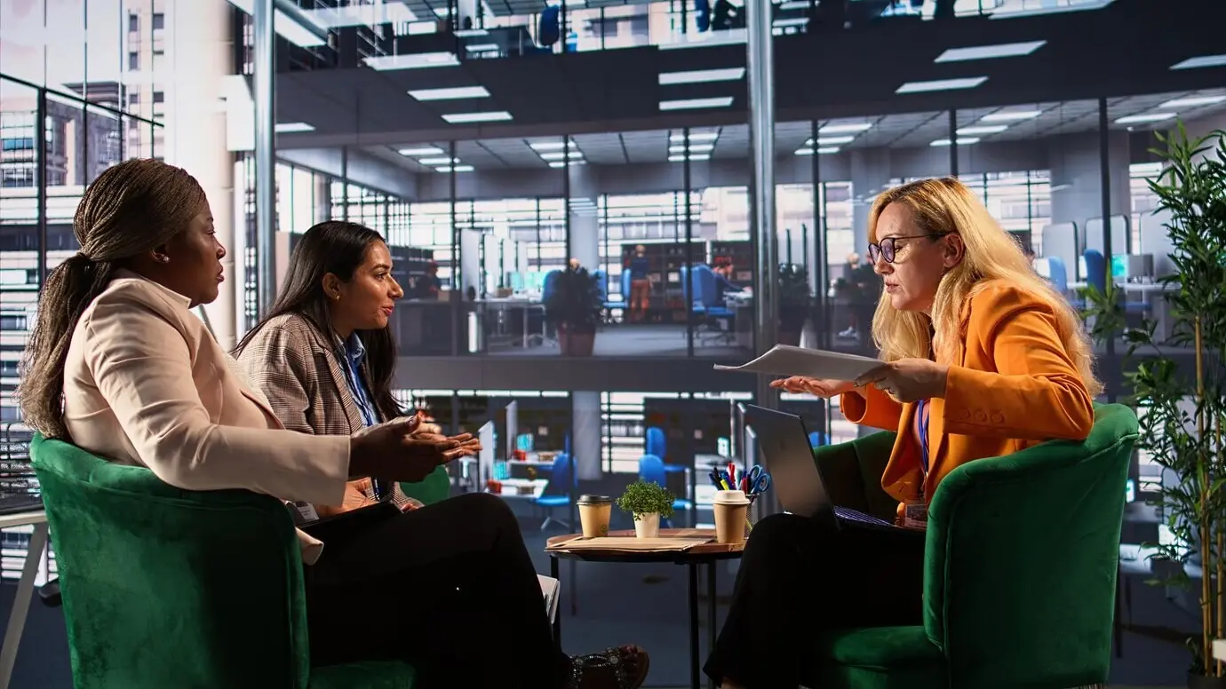 Wütende Geschäftsführerin, die ihre Assistenten der Geschäftsleitung aufgrund eines geschäftlichen Misserfolgs anschreit.