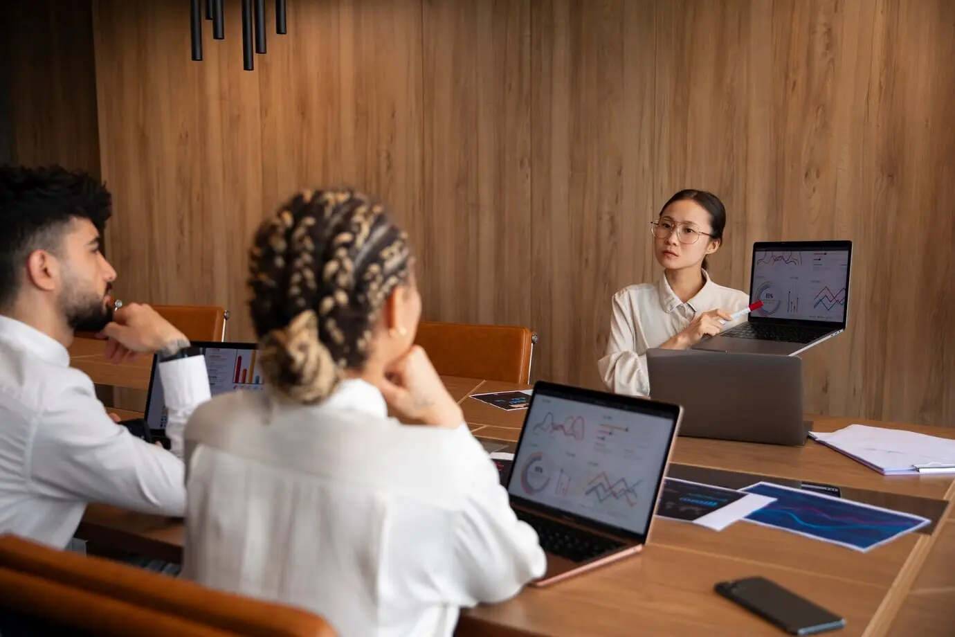 Büroangestellte, die mit Finanzdiagrammen arbeiten