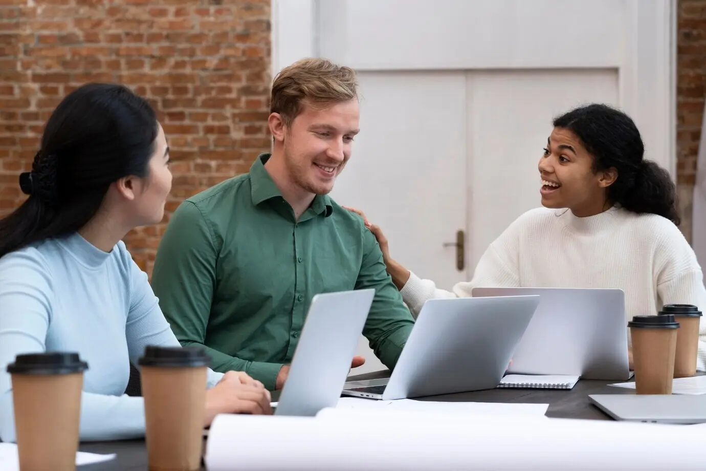 Firmenmitarbeiter brainstormen gemeinsam.