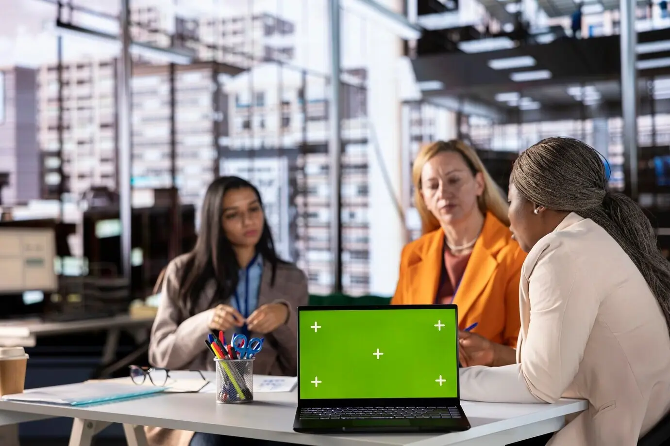 Team zielorientierter General Manager diskutiert über Ziele neben Copyspace.