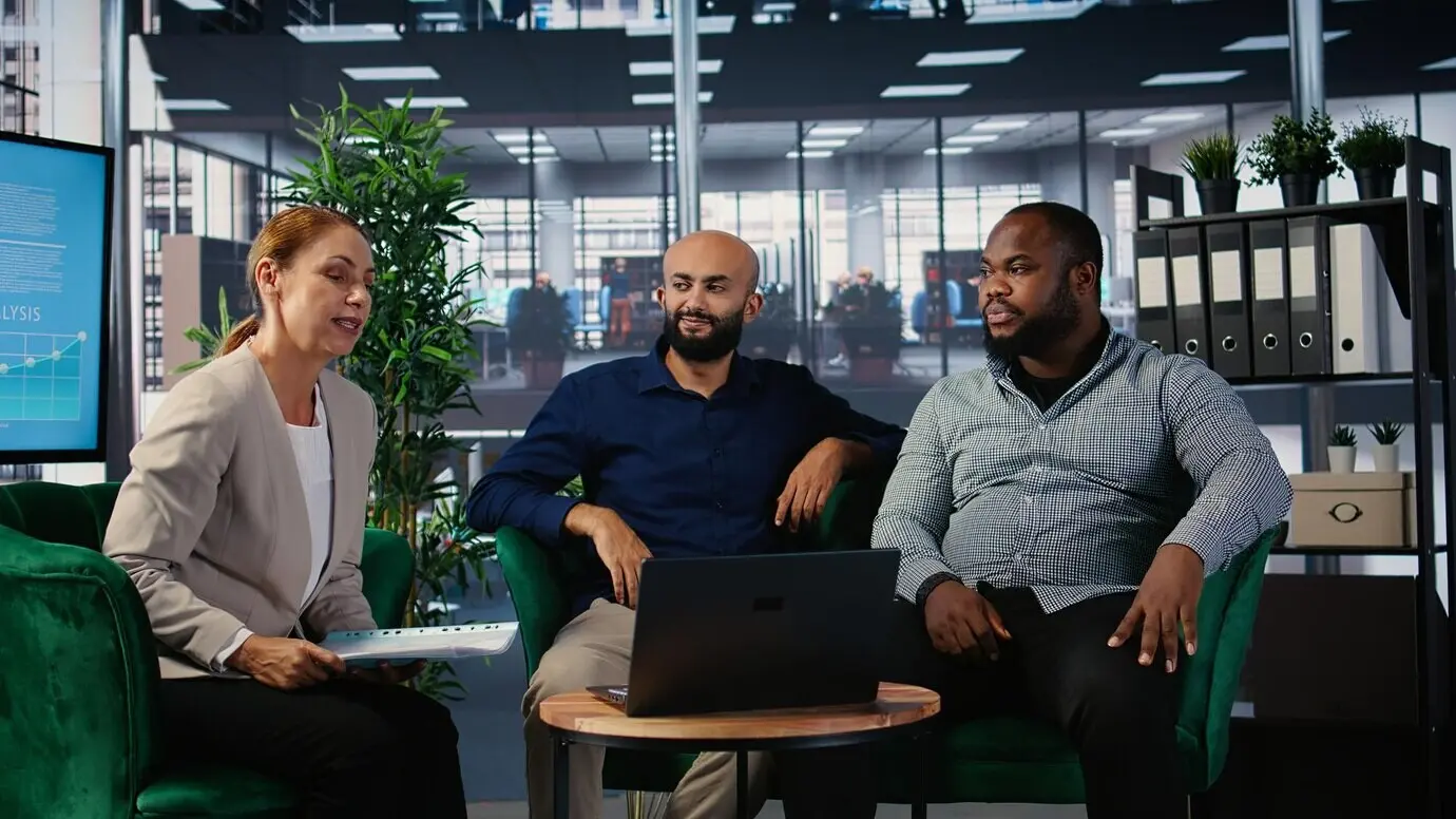 Unternehmensmeeting, bei dem multikulturelle Partner per Videoanruf zusammenarbeiten und strategisch agieren.